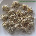 Calabacín con gulas y almendras