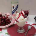 Helado de yogurt con coulis de cereza y mi[...]