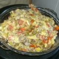 verduras al vino y queso sobre fondo de patatas