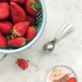 Porridge con yogur fresas y chocolate