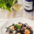 Tagliatelle al nero di sepia con gambas y patas[...]