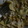 Raviolis con queso roquefort, nueces y peras