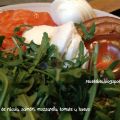 Ensalada de salmón, huevo, rúcula, mozzarella y[...]