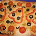 Focaccia de tomates Cherry, pimiento y olivas[...]