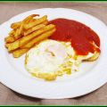 HUEVOS FRITOS CON TOMATE Y PATATAS FRITAS
