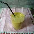Batido de melocotón, yogur blanco y azúcar