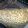 Pasta brick rellena en forma de calzone