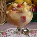 Macedonia de frutas frescas con salsa de[...]