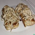 Gulas al ajo sobre lomos de merluza
