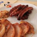 SALCHICHAS ASADAS A LA CERVEZA CON GUARNICIÓN[...]