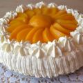 Tarta de cumpleaños de melocotones y nata
