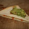 Quesadillas rellenas y guacamole.
