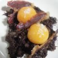 Yemas con morcilla y crujiente de ibérico
