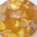 Patatas guisadas con costillas de cerdo adobadas