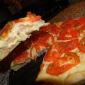 Pizza Napolitana rellena con jamón y mozzarella