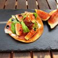 TORTA DE HIGOS CON JAMÓN Y RÚCULA