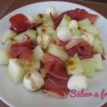 Ensalada de jamón serrano, melón y mozzarella