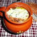 Sopa de cebolla con pan de olivas y queso azul