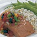 Salmón al horno con salsa de aceitunas negras