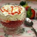 Copa de fresas con frosting de queso y coulis[...]