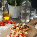 Tostadas con tomate, olivas negras y queso[...]