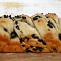 Pan con aceite, ajo y aceitunas negras