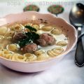sopa con albóndigas