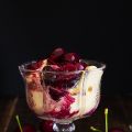 Copa de cerezas calientes con helado