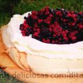 TARTA PAVLOVA CON FRUTAS DEL BOSQUE