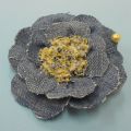 Broche flor de tela vaquera