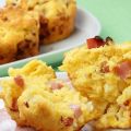 Muffins con relleno de queso y jamón.