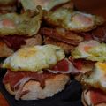 Tosta de tomate, jamón y huevo de codorniz
