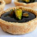 Tartaleta rellena de chocolate con pistachos[...]