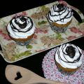Cupcakes de vainilla rellenos de crema y[...]