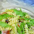 FUSILLI CON RUCULA Y SALCHICHAS