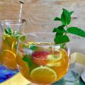 Sangría blanca con frutas.