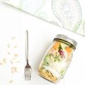Ensalada de aguacate naranja y piñones en mason[...]