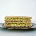 Sandwich integral de pollo y aguacate