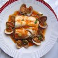 Merluza con salsa de sofrito, guisantes y[...]