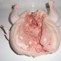 Pollo relleno con piñones y pasas