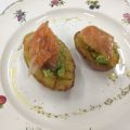 PATATITAS CON AGUACATE Y SALMÓN