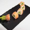 Rollito de salmón con espárragos trigueros y[...]
