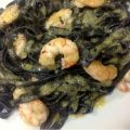 Neros di Sepia con gambas y salsa suave de ajo