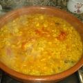 Paella con pollo, gambas, calamares y almejas