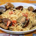 Spaguettis con gambas y almejas