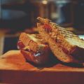 Sandwich de jamón serrano, queso de cabra a la[...]