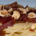 Espaguetis con virutas de jamón y avellanas