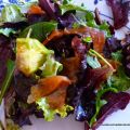 ENSALADA DE BROTES TIERNOS CON SALMÓN
