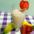 Batido de plátano, fresa y yogur de coco