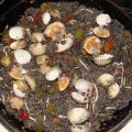 CUSCÚS NEGRO CON VERDURAS, BERBERECHOS Y GULAS